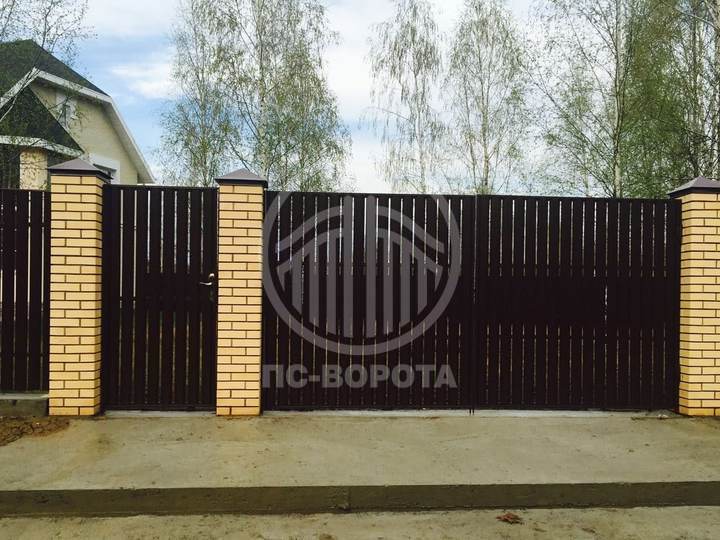 металлические распашные ворота из штакетника черного цвета